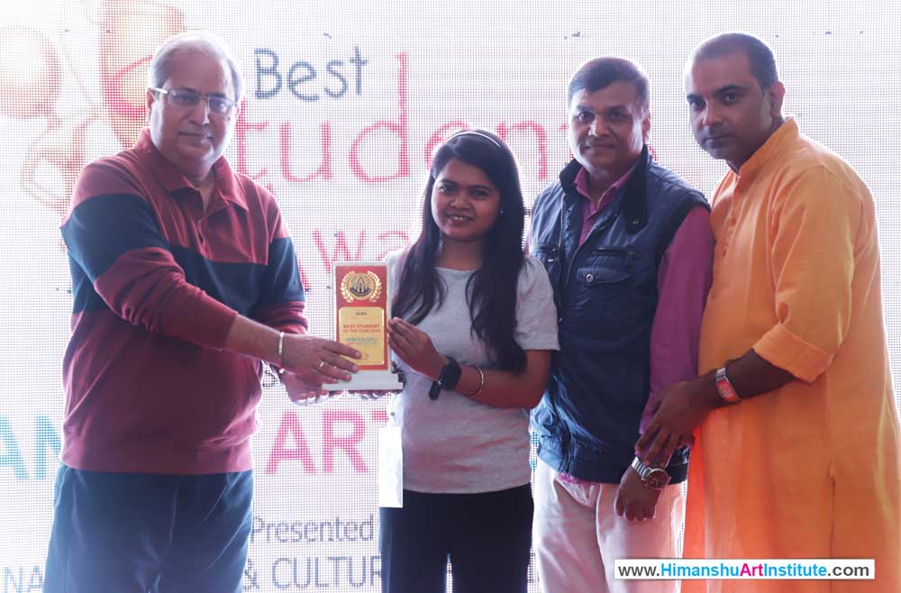 Soni Awarded for Best Student in Fine Arts 2018 at Himanshu Art Institute