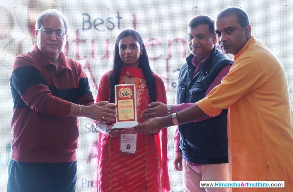 Bindu Kohli Awarded for Best Student in Drawing & Painting 2019  at Himanshu Art Institute