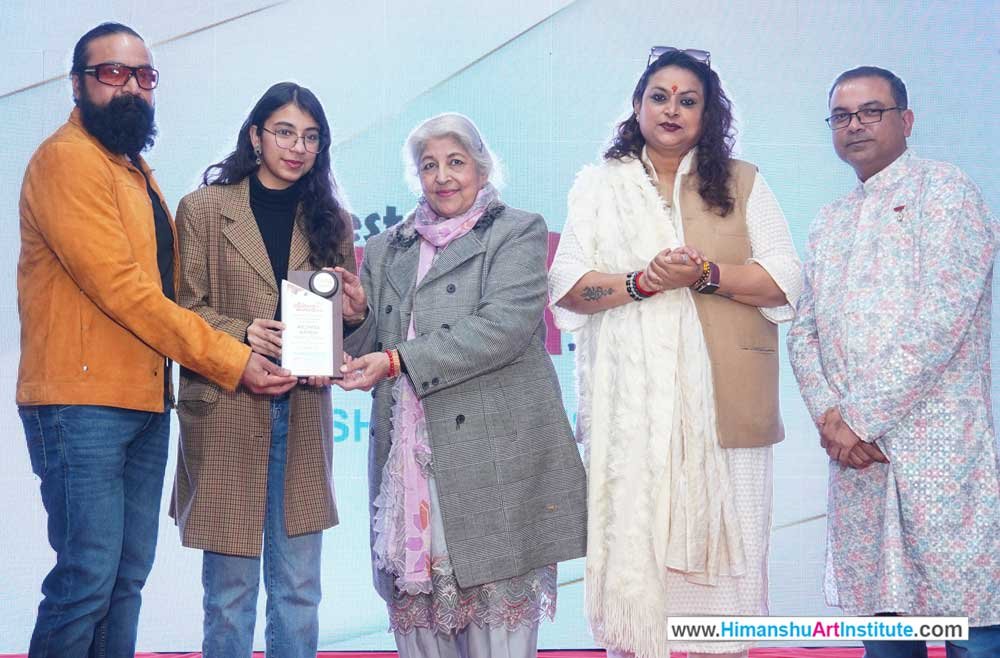 Akshita Nanda Awarded for Best Student in Resin Art at Himanshu Art Institute, Best Fine Art Institute in India, Best Fine Art Institute in Delhi, Fine Art Institute in Patel Nagar, Best Art and Craft College in India, art and craft courses in delhi, Himanshu Art Institute is Best Institute of Fine Arts, Best Institute of Art & Crafts